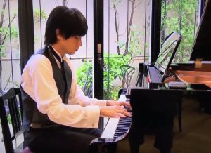 ピアノを弾くsexyzoneの中島健人